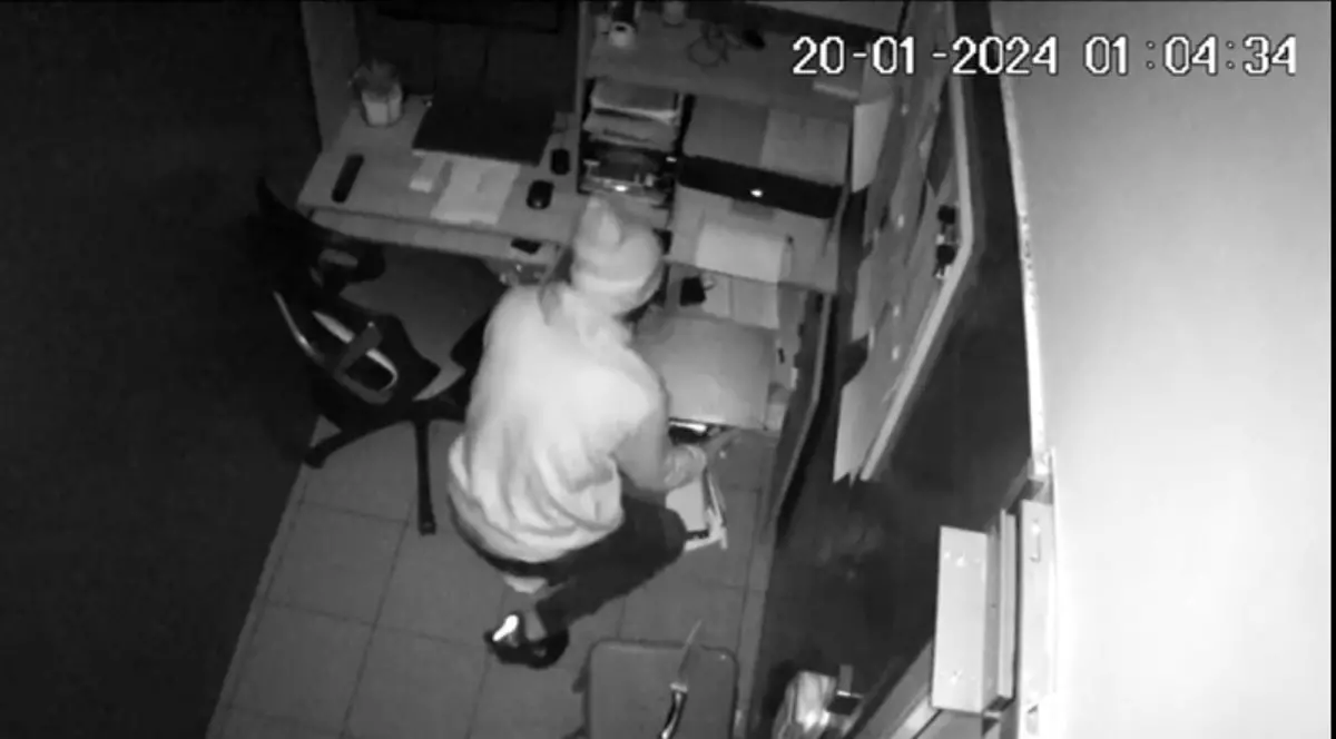 Spargere într-un restaurant din Plaza România. Un bărbat a furat un seif cu aproape 20.000 de lei. A fost prins înainte să fugă din țară. VIDEO