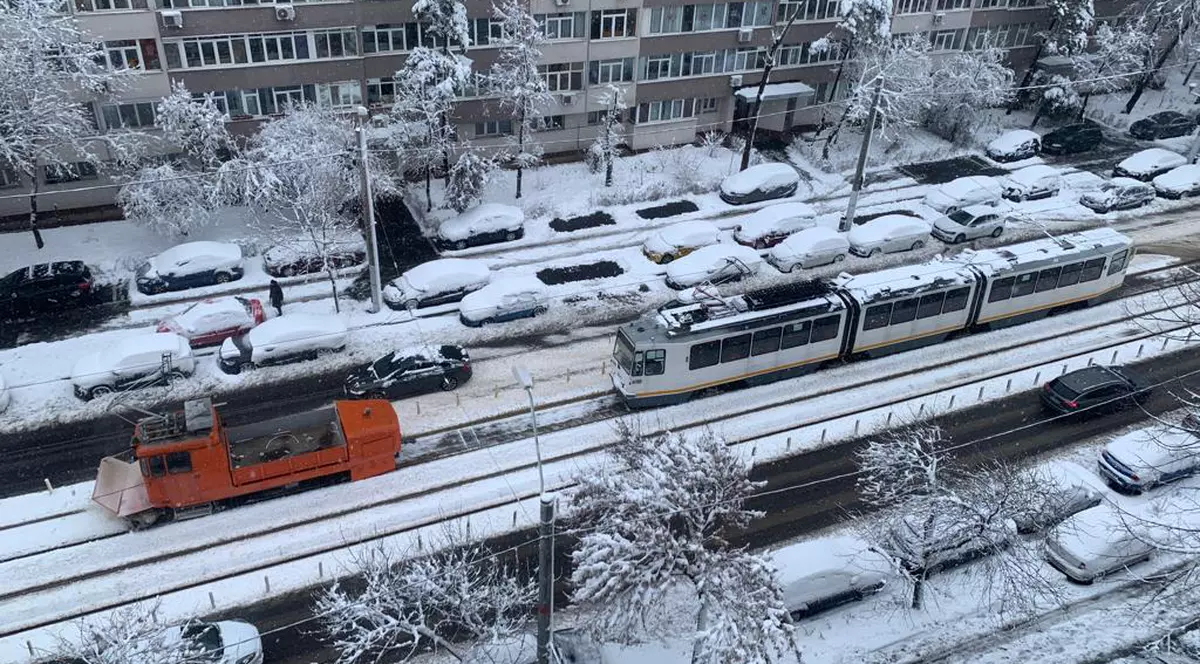 Lapoviţă şi ninsoare în mai multe judeţe din ţară. În Bucureşti se circulă în condiţii de iarnă. Centrul Infotrafic anunţă care este starea drumurilor | VIDEO