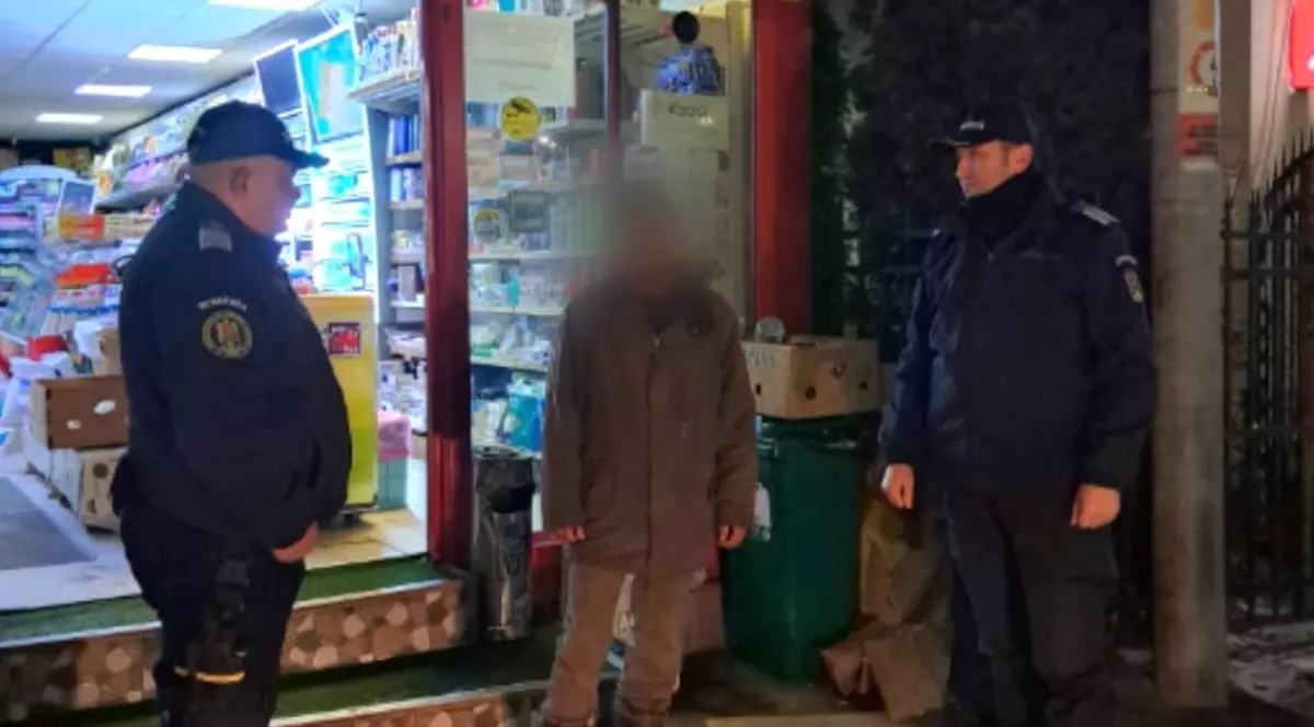 Un bărbat dispărut în urmă cu 9 ani din județul Mureș, găsit pe stradă de jandarmii din Argeș. A fost salvat de la hipotermie și dus acasă