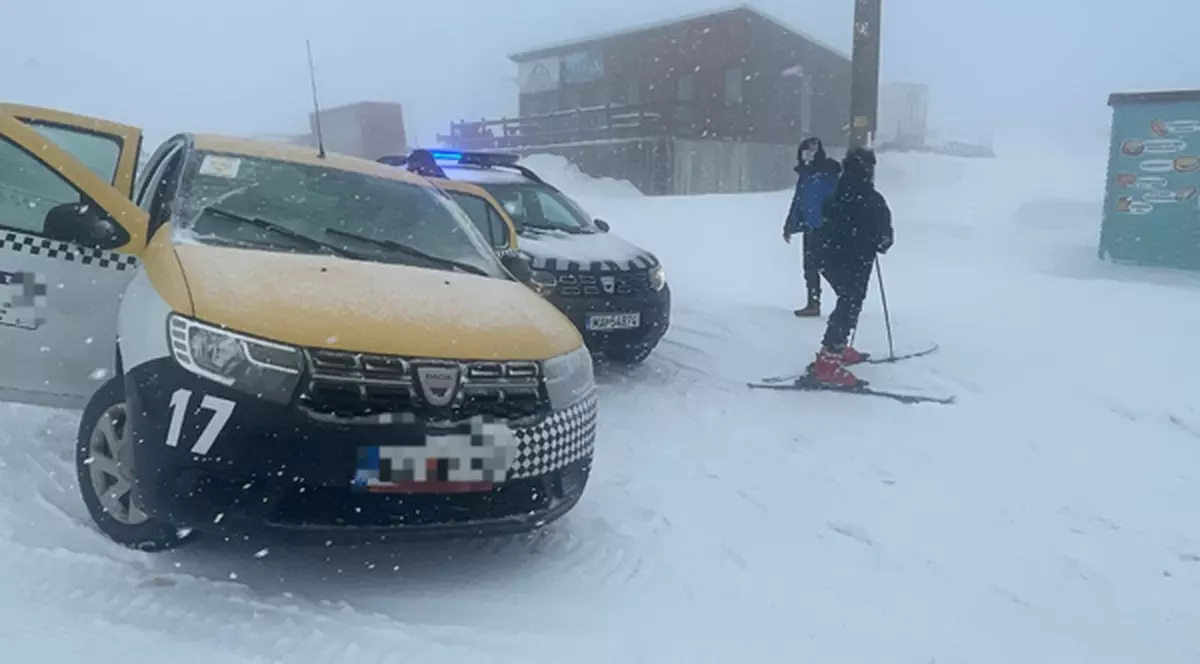 Un șofer de taxi a urcat cu mașina pe pârtia din Muntele Mic, ca să lase un client. Cu cât a fost amendat