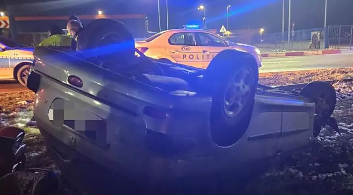 O șoferiță s-a răsturnat cu mașina într-o interesecție din Arad, în timp ce fugea de poliție. Femeia, testată pozitiv la alcool și droguri