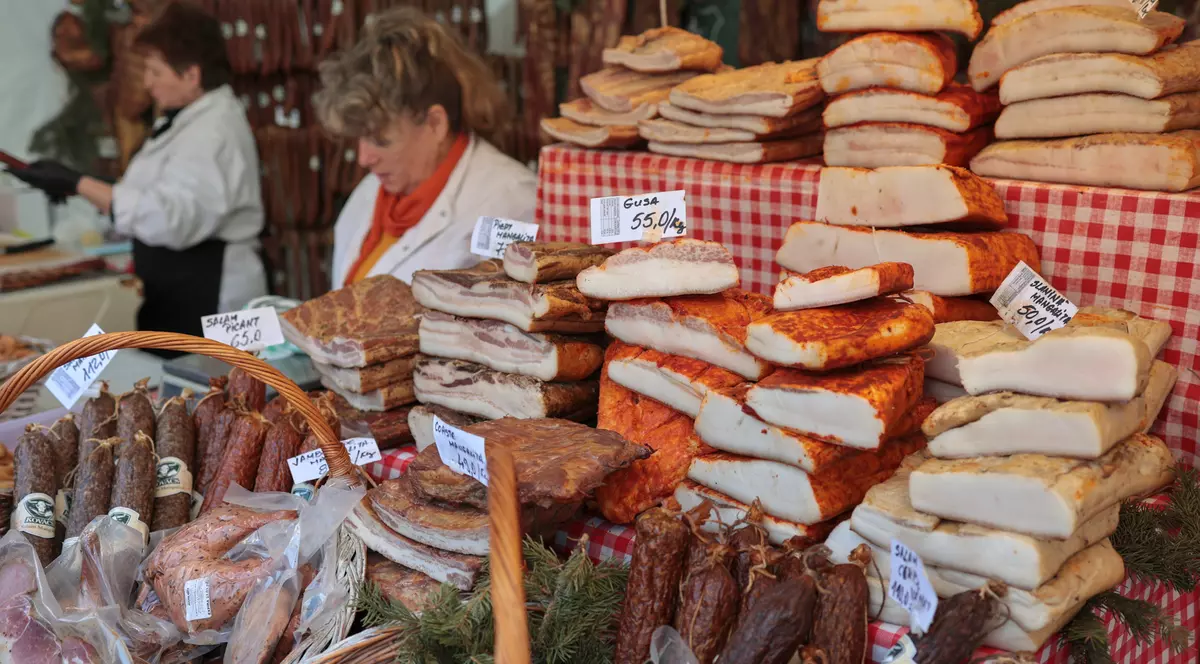 Târg de Dragobete la Ministerul Agriculturii. Produse tradiționale românești de la cârnați, la cozonac și dulceață
