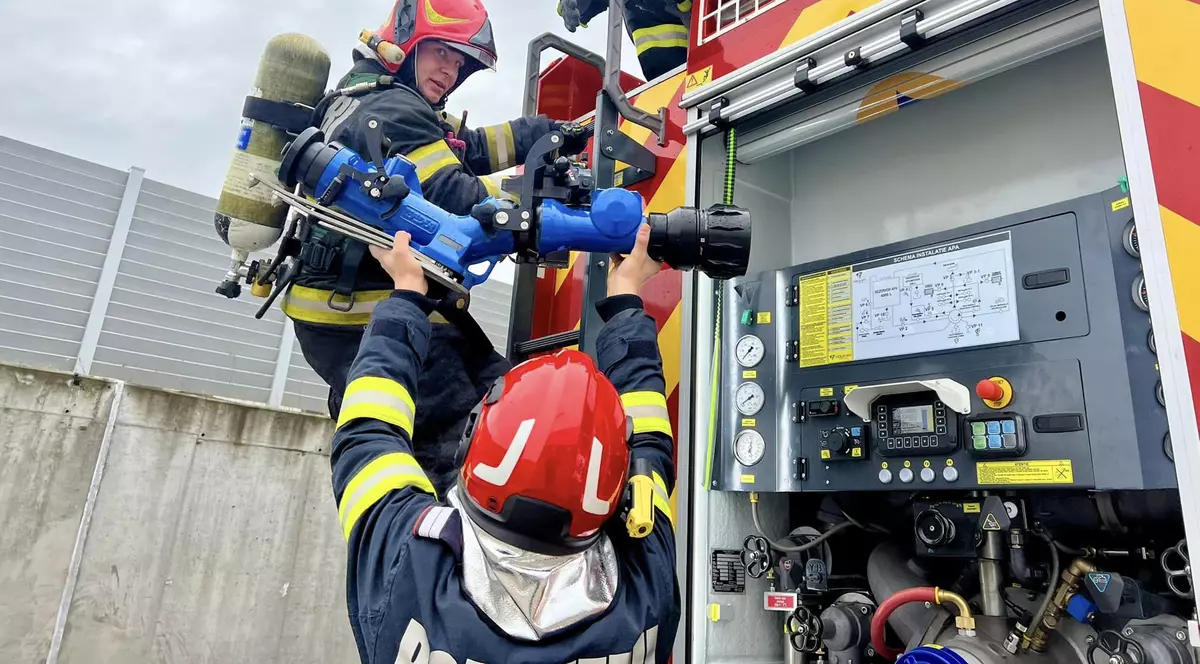 Trei persoane din Sibiu au fost transportate la spital după ce au încercat să stingă un incendiu de vegetație izbucnit în apropierea locuinței