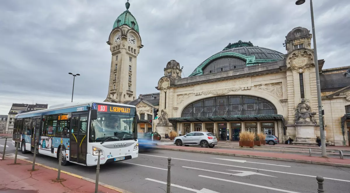 Un român vizat de un mandat european de arestare, prins în Franța după ce a circulat fără bilet cu autobuzul