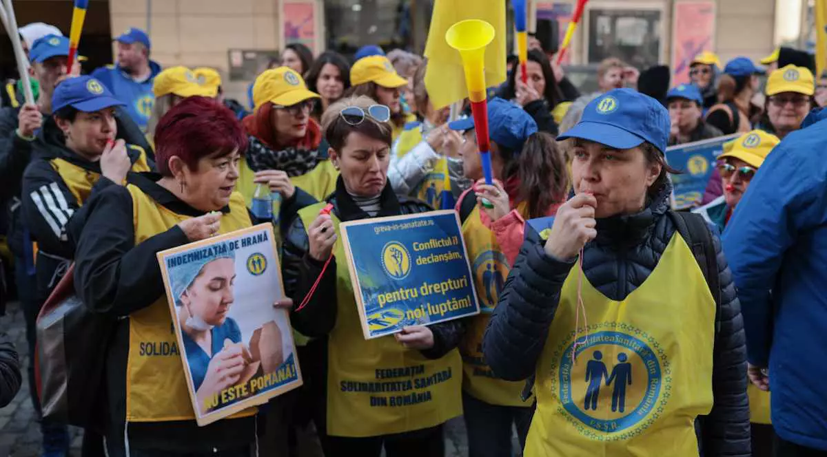 Sindicaliștii din Federația „Solidaritatea Națională” protestează în fața ministerelor Sănătății și Muncii