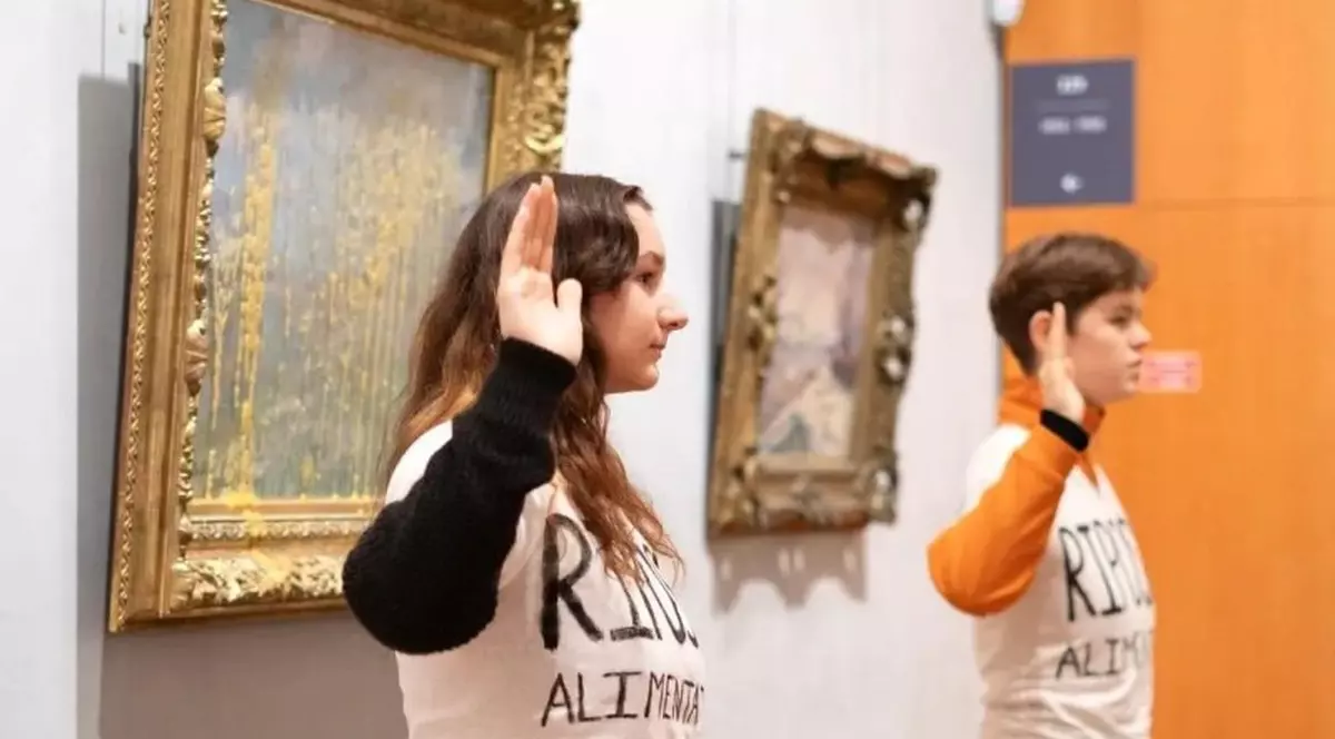 Momentul în care două protestatare ecologiste aruncă supă pe o pictură de Claude Monet, la un muzeu de la Lyon. VIDEO