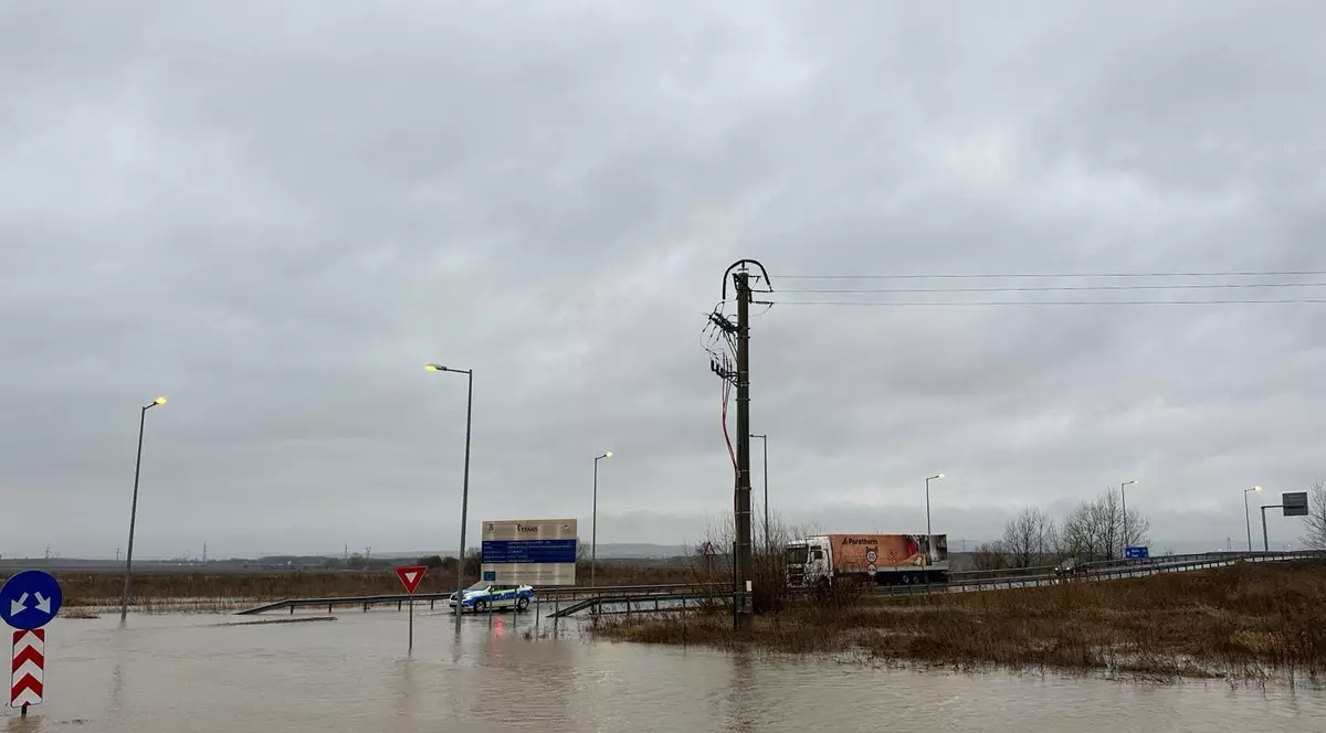 Pericol de inundații pe râul Orăștie. Apele au depășit cu 48 de centimetri cota de inundație, se intervine cu saci de nisip și pământ