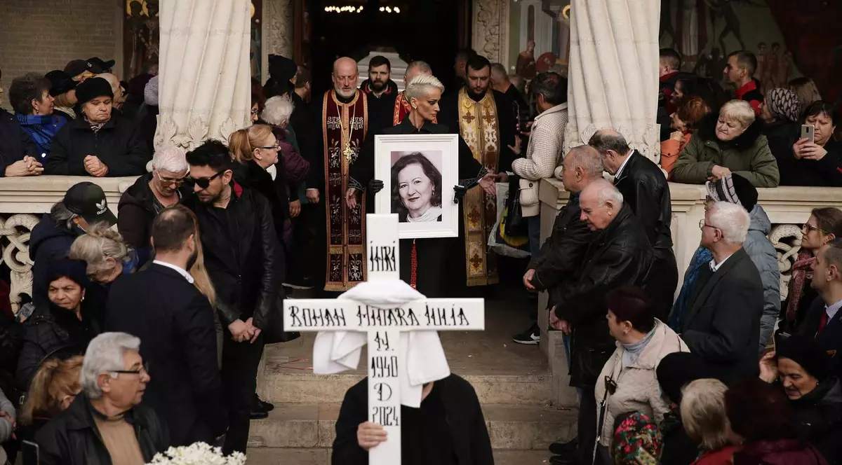 Mioara Roman, înmormântată astăzi la cimitirul Reînvierea din Capitală. Oana Roman abia și-a putut stăpâni lacrimile