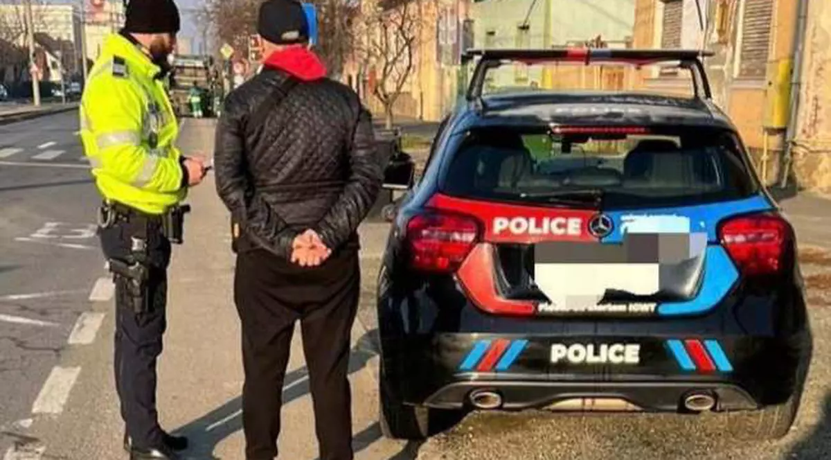 Maşină vopsită în roșu și albastru, cu textul „POLICE”, oprită de poliţişti în trafic, la Arad. Cum a fost sancționat șoferul