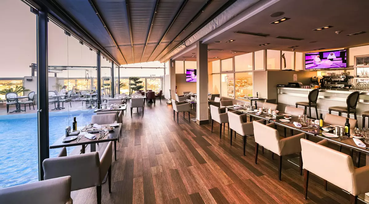 Resturant cu mese și scaune