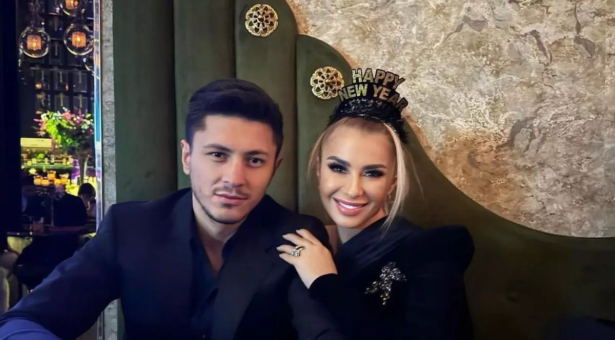 Cum își petrece timpul fiul impresarei Anamaria Prodan cu iubitul acesteia, Ronald Gavril. „Îl învaţă, chiar i-a spus că e important”