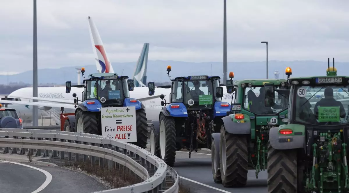 Protest cu tractoare în zona aeroportului din Frankfurt. Fermierii au perturbat accesul pe cel mai mare aeroport al Germaniei