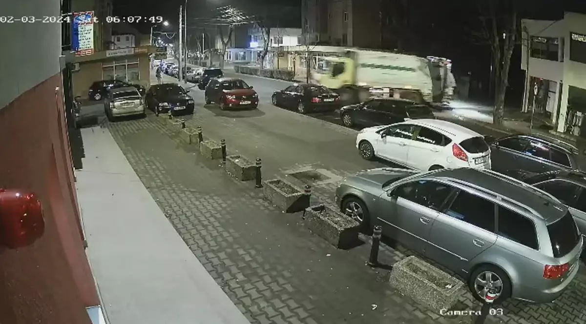 O mașină de gunoi face praf cinci autoturisme parcate, pe o stradă din Alba Iulia | VIDEO