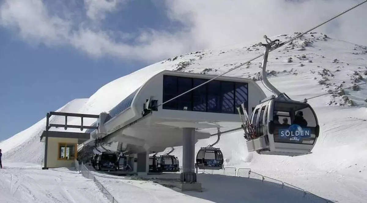 O familie de români s-a luat la bătaie cu o familie de olandezi, pentru locurile din telegondolă, în Austria. Un român, dus cu elicopterul la spital