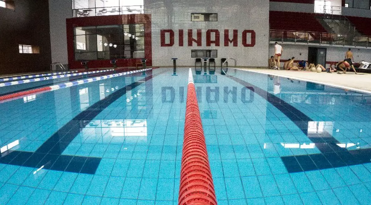 Instructorul de înot acuzat de viol la clubul Dinamo, angajat de aproape un an. Antrena zilnic grupe de 8-10 copii