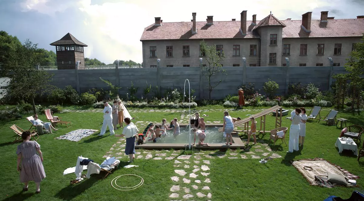 „Zona de interes”. Un film despre actualitatea ororilor de dincolo de zid în timp ce-ți cultivi florile și ești fericit dincoace de el