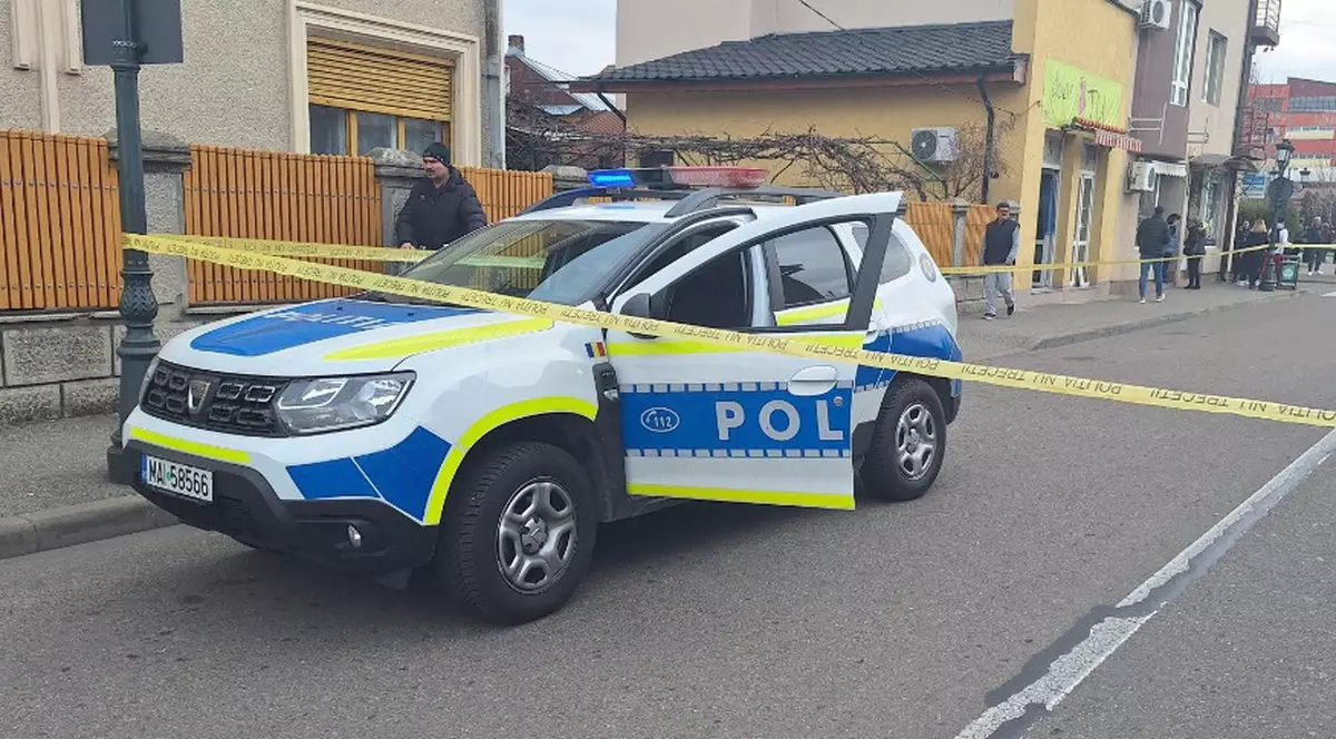 O elevă a fost înjunghiată de iubit pe o stradă din Drobeta-Turnu Severin. Băiatul a încercat apoi să se sinucidă