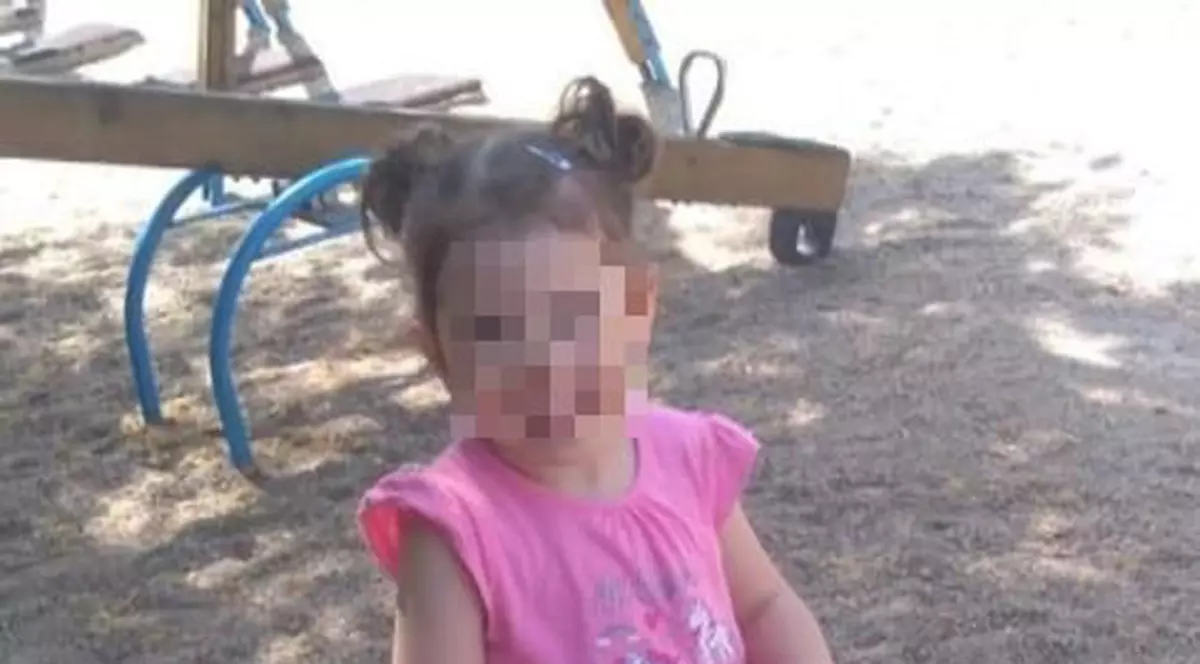 Părinții care și-au lăsat fetița să moară după ce au opărit-o, condamnați la peste 20 de ani de închisoare. Pedeapsa primită de bunica ei, care n-a intervenit