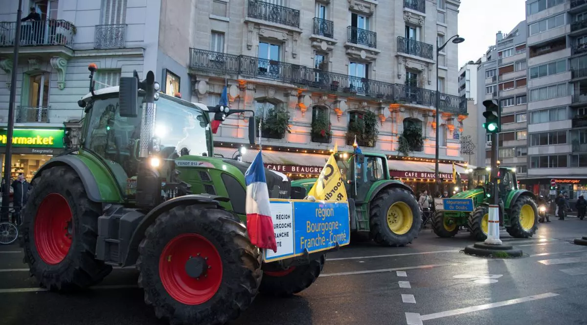 Noi proteste ale fermierilor francezi, care au revenit cu tractoarele la Paris