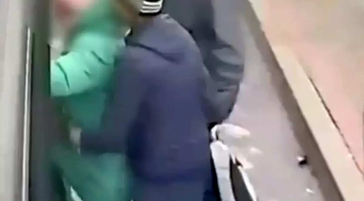 Bărbat filmat în momentul în care fură telefonul unei femei într-un autobuz din București. Polițiștii l-au prins în flagrant | VIDEO