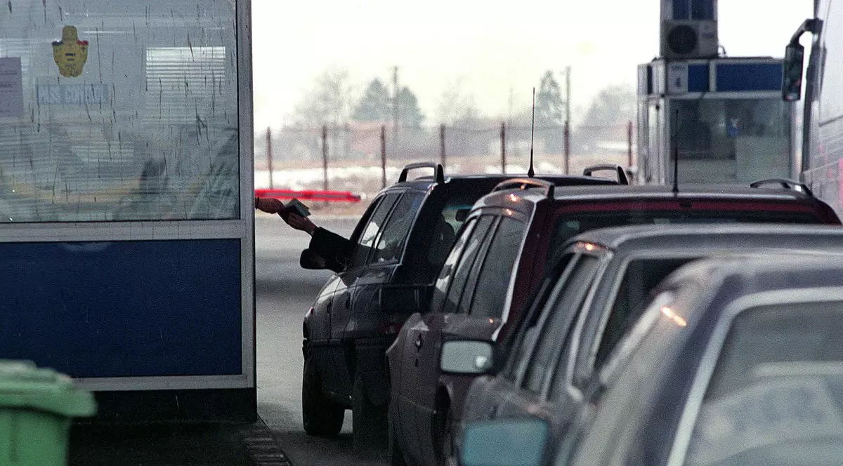 Aglomeraţie în mai multe puncte de trecere a frontierei. Cât se așteaptă la Nădlac II pentru a ieși din țară