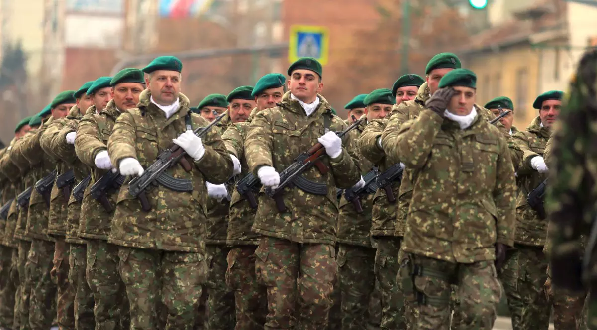 Noua lege a Apărării presupune un stagiu militar voluntar plătit „cu trei salarii medii brute” pentru bărbați și femei. Proiectul de lege urmează să fie dezbătut
