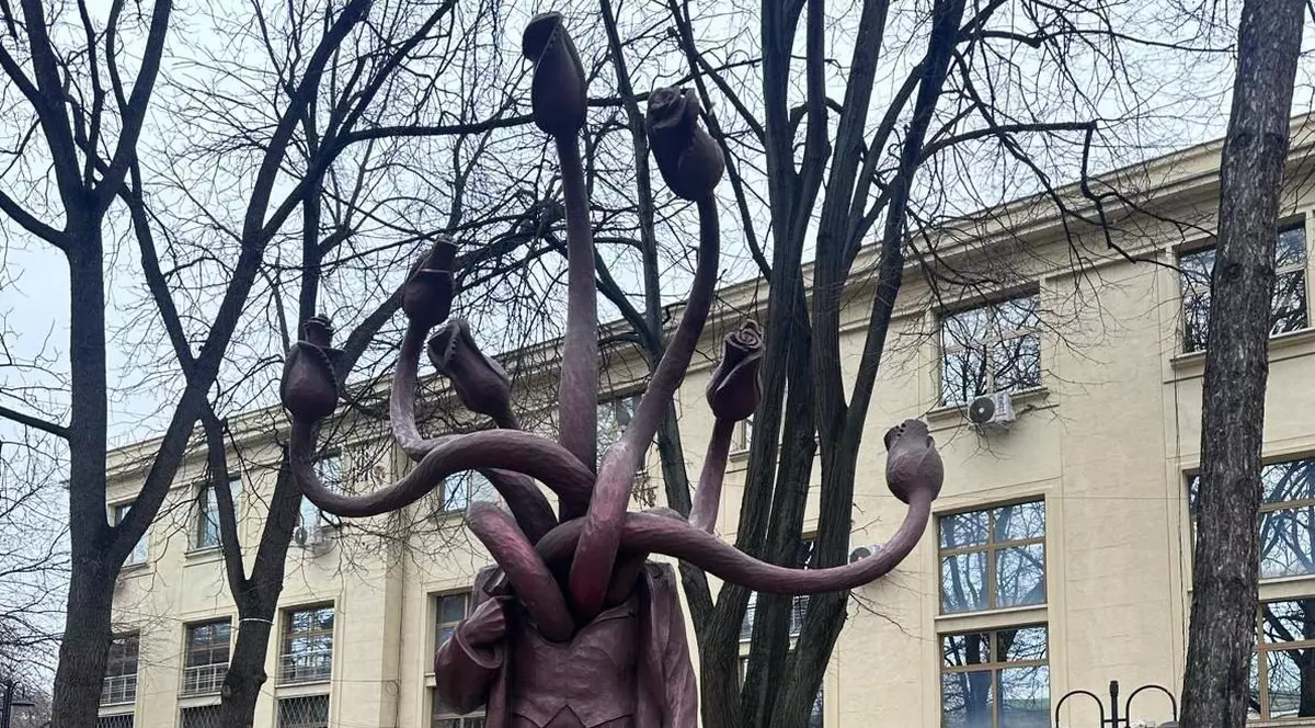 O statuie care simbolizează corupția din politică a stârnit furia locuitorilor din Iași. „Satana, ce să reprezinte... e horror” | VIDEO