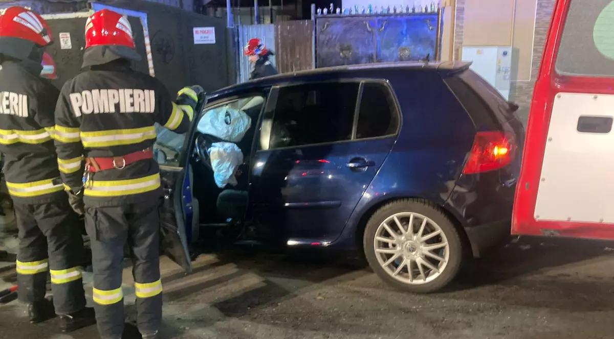 Accident cu trei victime pe o stradă din Galați. O persoană a rămas încarcerată