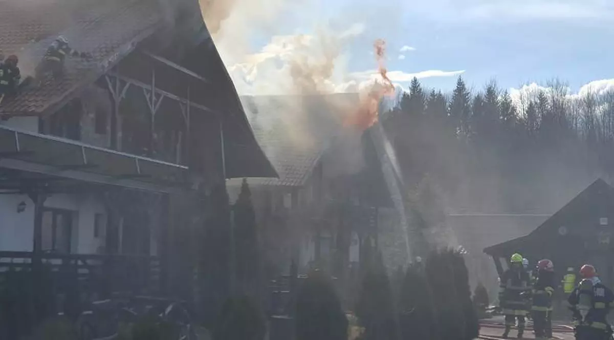 Incendiu la o pensiune din Suceava. „Se manifesta generalizat la două clădiri alipite”