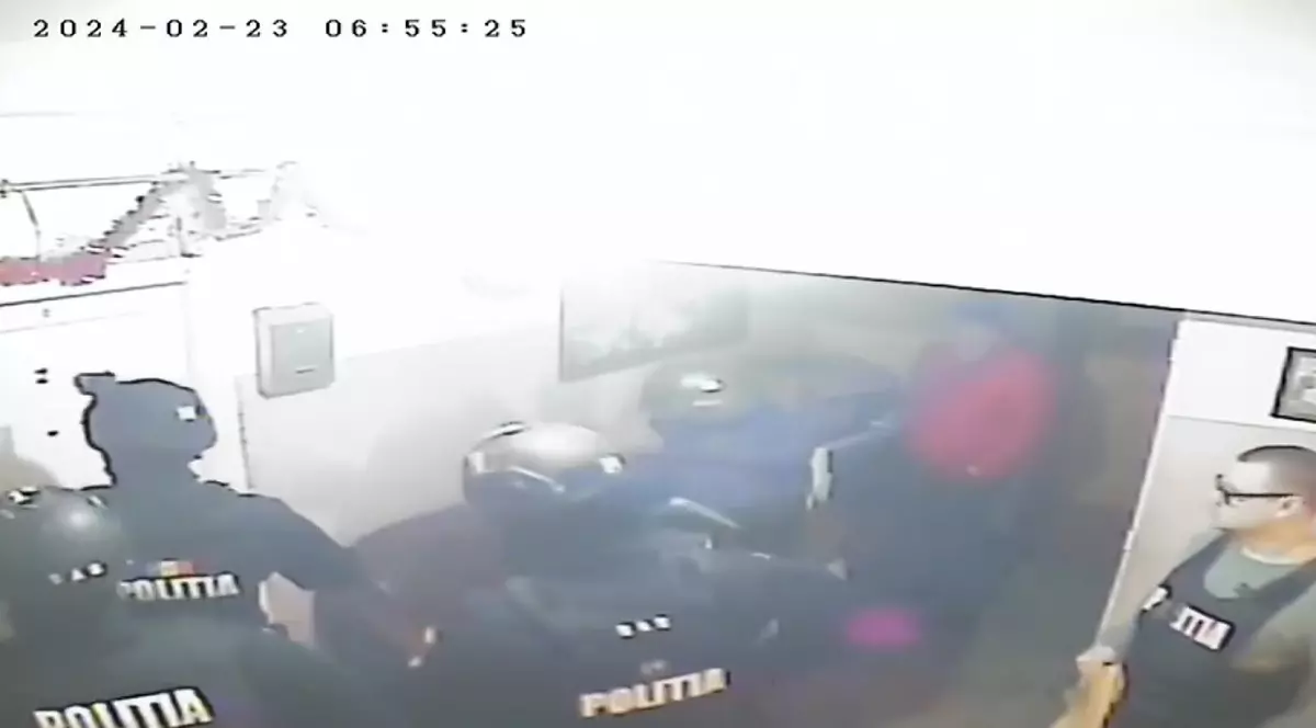 Un bărbat din Reșița acuză mascații că au greșit adresa și au intrat peste familia lui. „Mi-au speriat copilul, mi-au pus pistolul la cap” | VIDEO