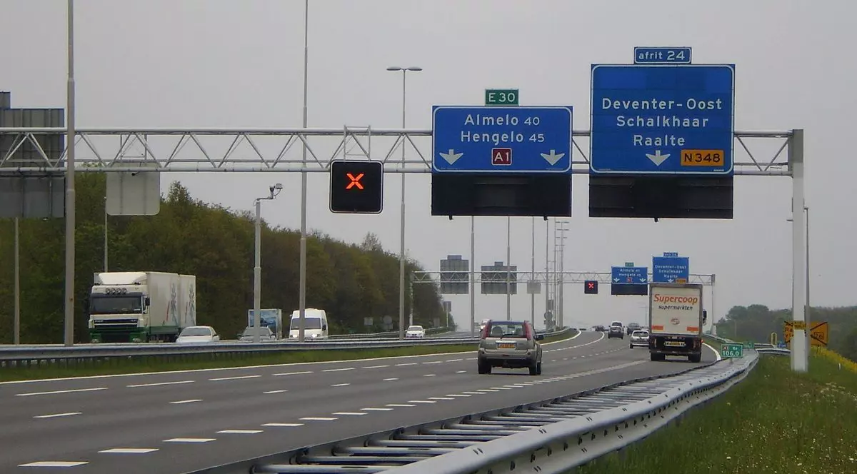 Un șofer român de camion a rămas fără permis pentru că „circula în ritm de melc” pe autostradă, în Olanda