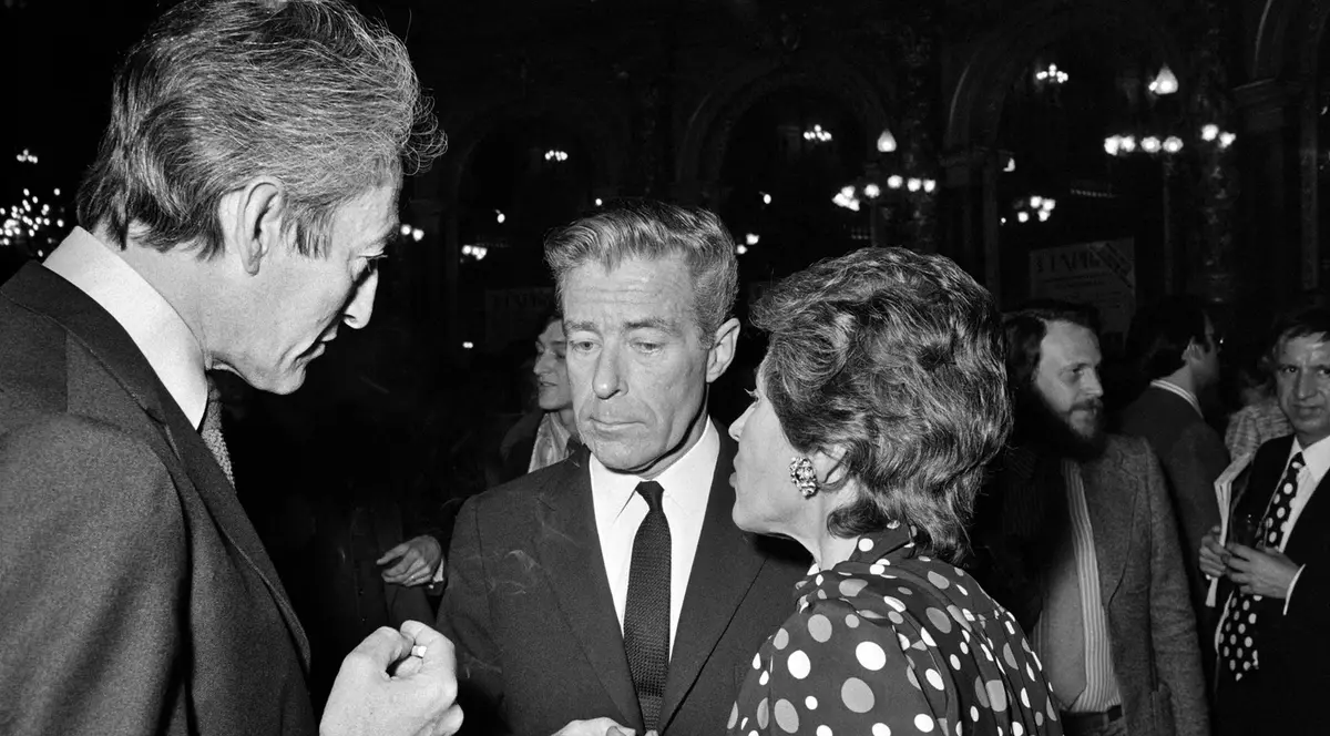 O fotografie făcută pe 6 mai 1973 îi arată pe jurnaliștii Philippe Grumbach (stânga), Jean-Jacques Servan-Schreiber (dreapta) și Francoise Giroud (dreapta) discutând în timpul unui cocktail la sediul săptămânalului parizian L'Express. Foto: Profimedia