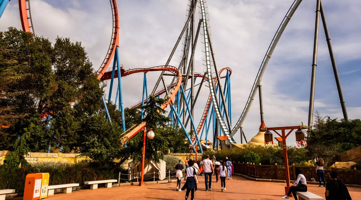 Un copac s-a prăbușit pe un roller-coaster, în Spania. „Câteva ramuri au lovit vizitatorii care se aflau în carusel”