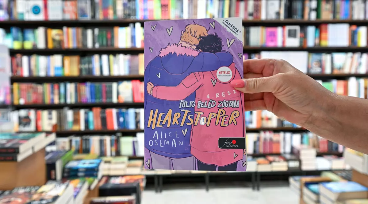 Un lanț de librării din Ungaria a scăpat de o amendă usturătoare datorită unei virgule lipsă în legea anti-LGBTQ dată de guvernul lui Viktor Orban