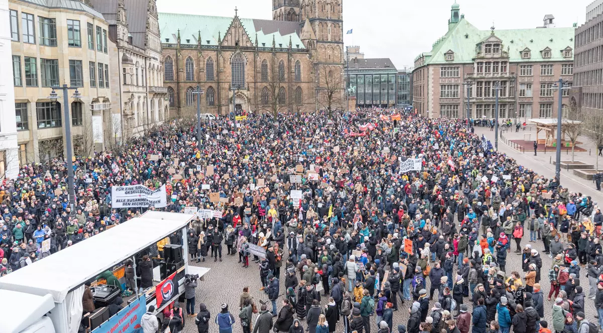 Protestele stradale față de extrema-dreaptă se extind în Germania: cel puțin 15.000 de oameni au manifestat duminică și la Bremen | FOTO