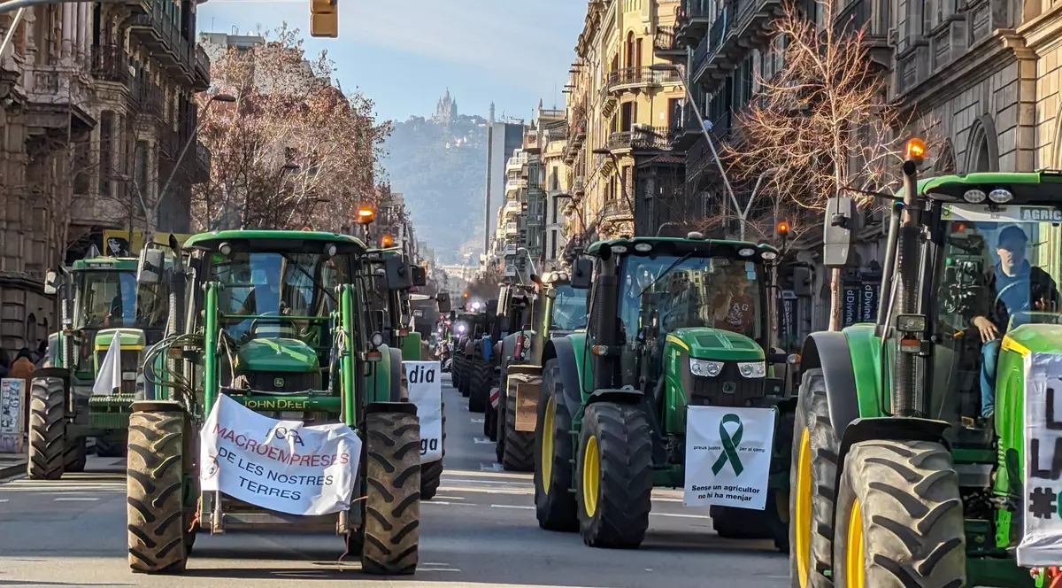 Orașele din Spania, „sufocate" de tractoarele fermierilor furioși. „Toată lumea face profit, dar sectorul primar, cel care produce, pierde" | VIDEO