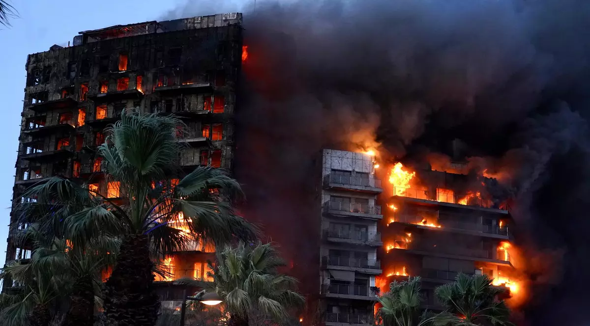 Nu sunt români printre victimele incendiului din Valencia, anunţă MAE