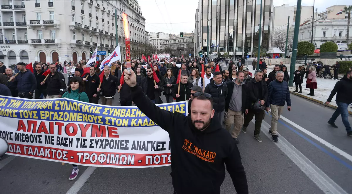 Protest pe străzile din Atena, la un an de la cel mai grav accident feroviar din istoria Greciei. „Nu uităm, cerem dreptate”