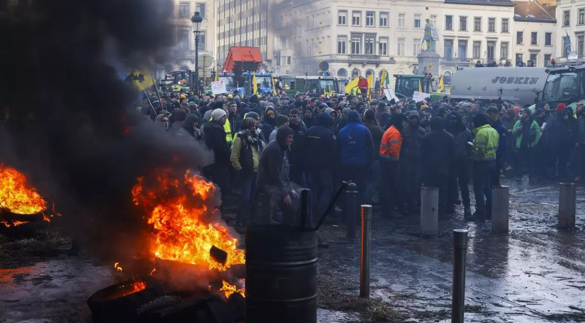 VIDEO | Proteste ale fermierilor la Bruxelles, cu focuri pe străzi și ciocniri cu poliția. Von der Leyen și doi premieri s-au întâlnit cu agricultorii