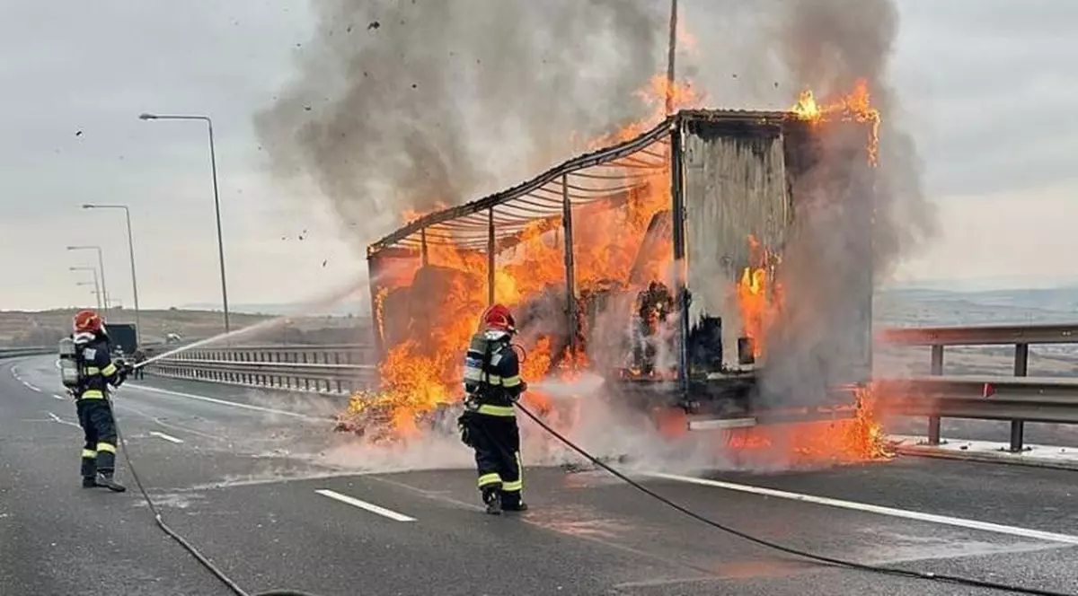 Un TIR a luat foc pe Autostrada A1, în județul Sibiu. Remorca autocamionului a ars ca o torță