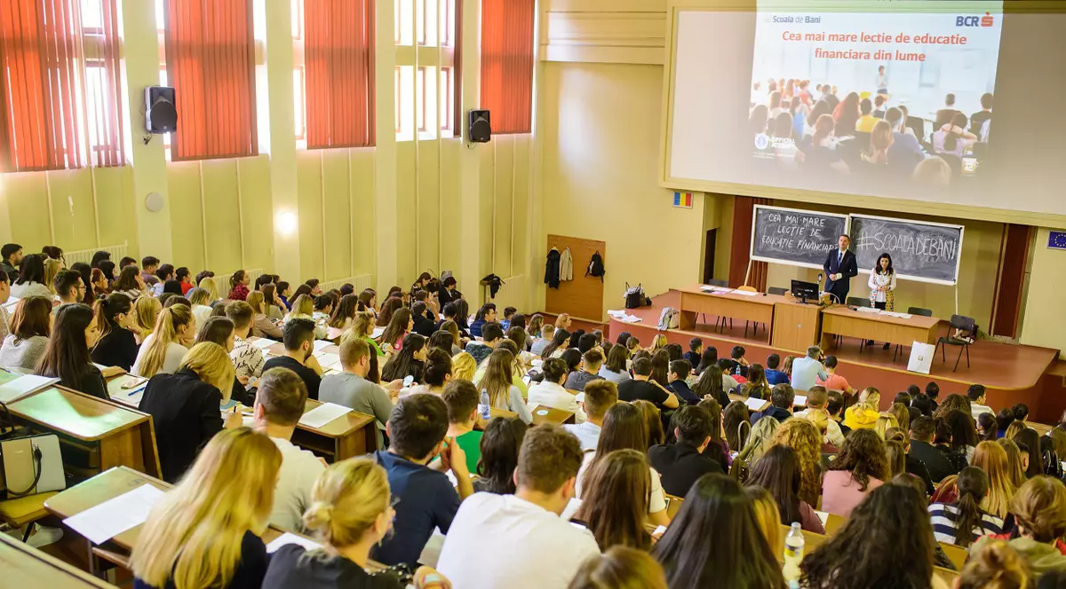 Un milion de români educați financiar de BCR