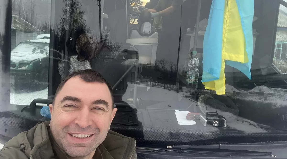 Un medic român din Cernăuți tratează soldații ucraineni pe front, într-un autobuz transformat în clinică stomatologică