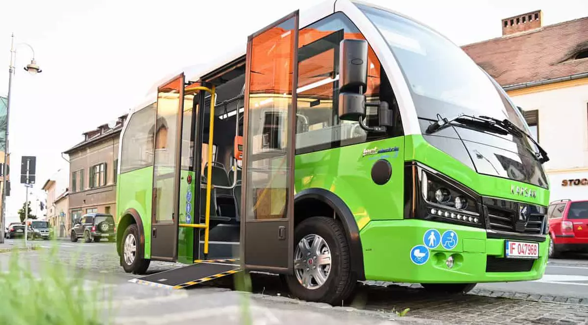 Un șofer de autobuz din Sibiu a fost atacat în trafic de un călător. Victima a sunat la 112