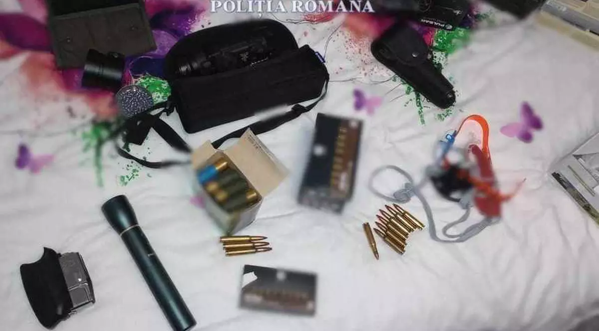 Doi bărbați din Caraș-Severin au fost reținuți după ce polițiștii au găsit arme de vânătoare și muniție, în urma unor percheziții domiciliare