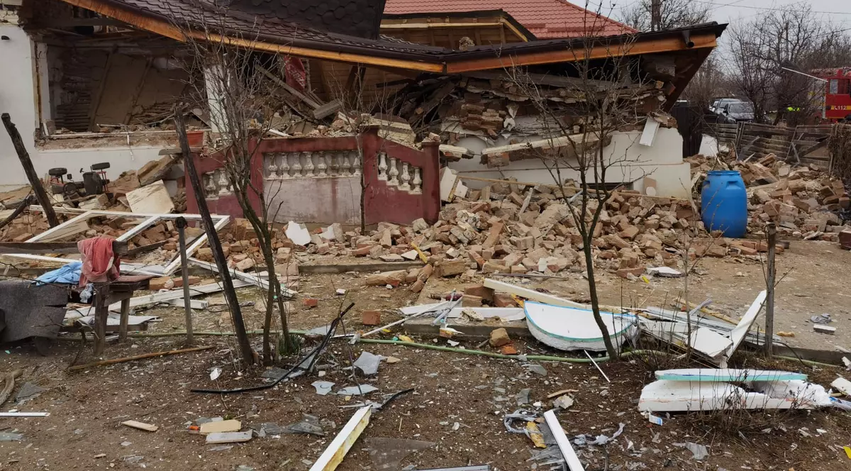 Concentrația de gaz metan a crescut de peste trei ori în ultima zi lângă casa din Dolj care a sărit în aer. Proprietarul locuinței a fost rănit