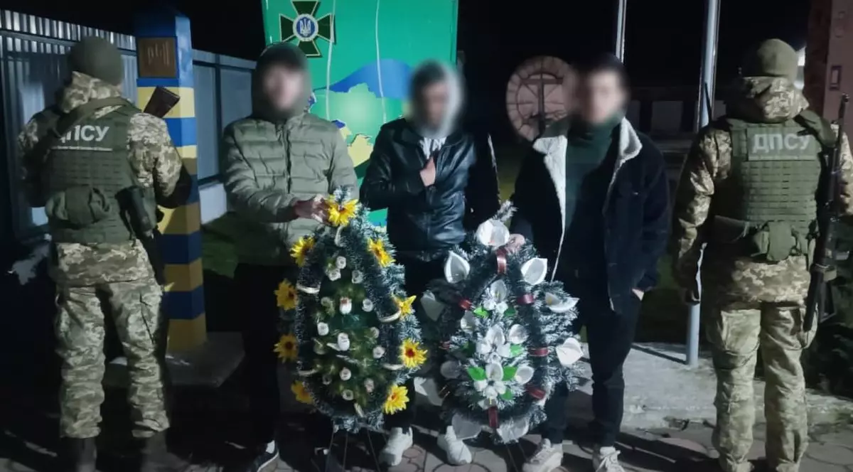 Doi ucraineni au vrut să treacă granița spre România, susținând că merg „la înmormântarea bunicii”. Cumpăraseră coroane și plătiseră 2.000 de dolari unui taximetrist