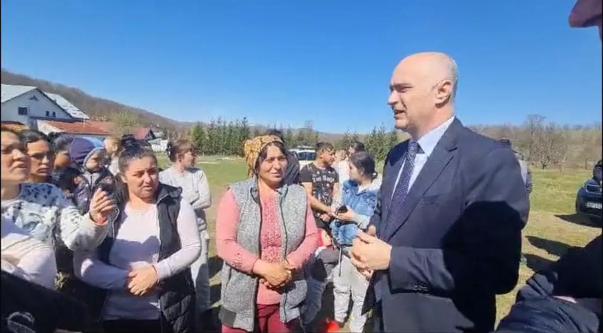 Localnicii dintr-un sat din Argeș și-au împărțit un teren public, după ce un politician le-a promis „pământ gratuit” în schimbul votului. Ce a urmat