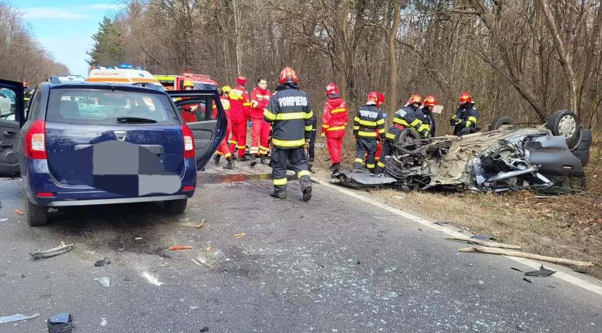 Accident cu patru mașini, pe DN2, la Sintești. O persoană a murit, alte cinci au fost rănite. A fost activat planul roșu de intervenție