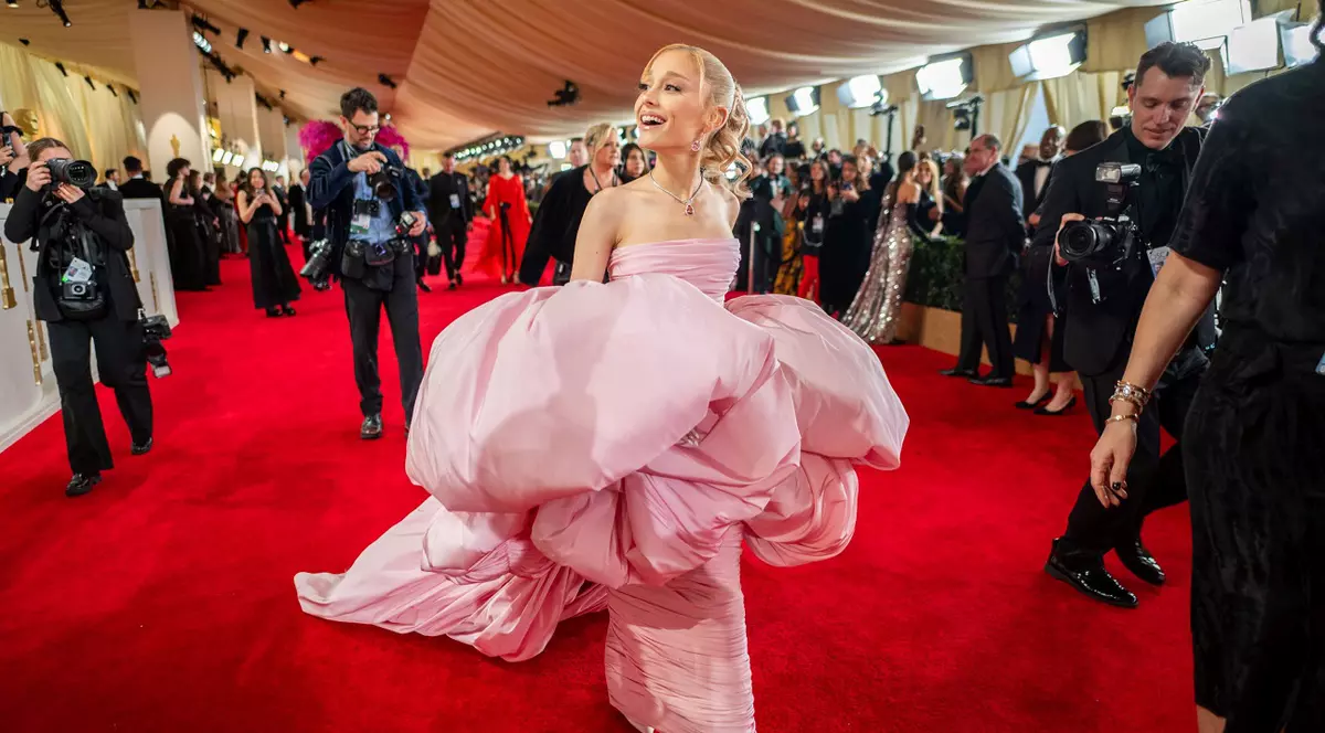 Ariana Grande, printre vedetele prost îmbrăcate de la Oscar 2024. Criticii de modă i-au comparat ținuta excentrică cu o „cuvertură”