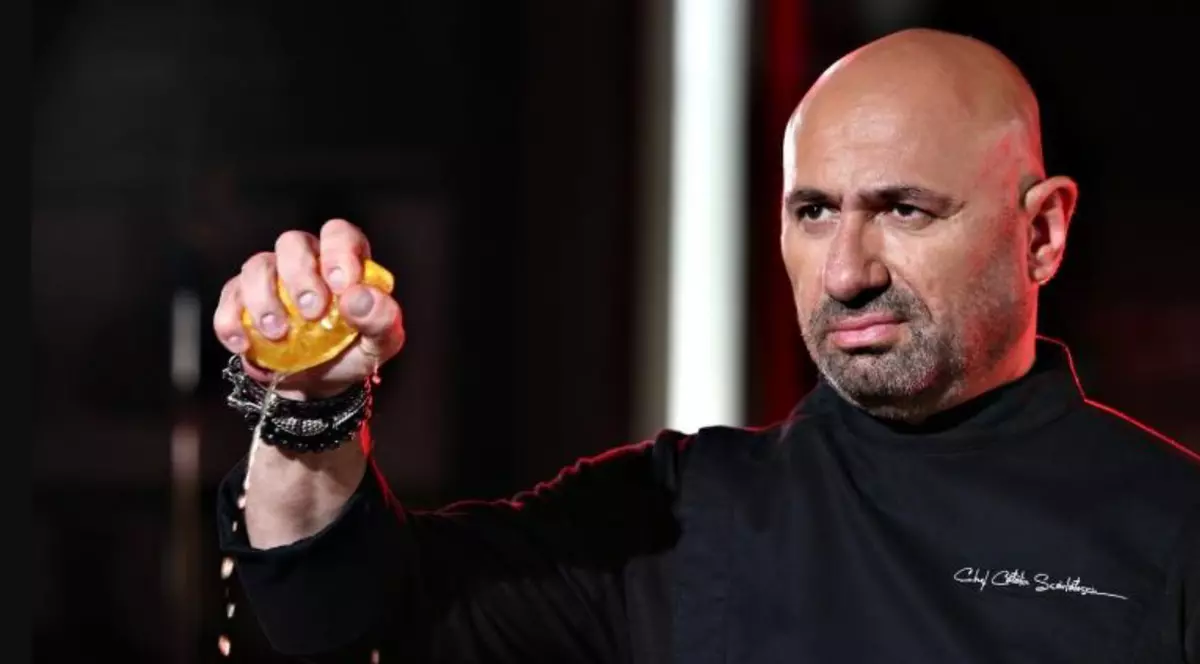 Cătălin Scărlătescu a răbufnit după ce o producătoare de la „Chefi la cuțite” i-a adresat un mesaj dur: „Ei se cred Dumnezei și noi suntem niște sclăveți”